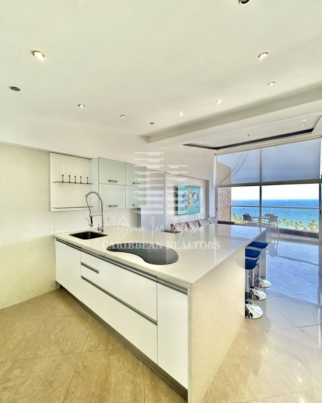 EN VENTA MODERNO PENTHOUSE CON VISTA AL MAR EN EL CONJUNTO RESIDENCIAL BLUE BAY SUITES. PLAYA MORENO. PAMPATAR.