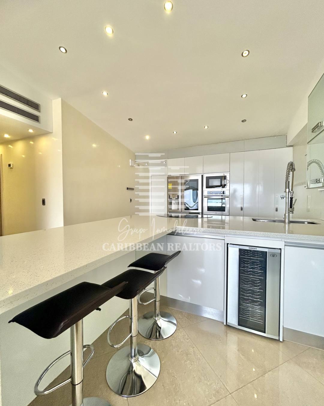 EN VENTA MODERNO PENTHOUSE CON VISTA AL MAR EN EL CONJUNTO RESIDENCIAL BLUE BAY SUITES. PLAYA MORENO. PAMPATAR.