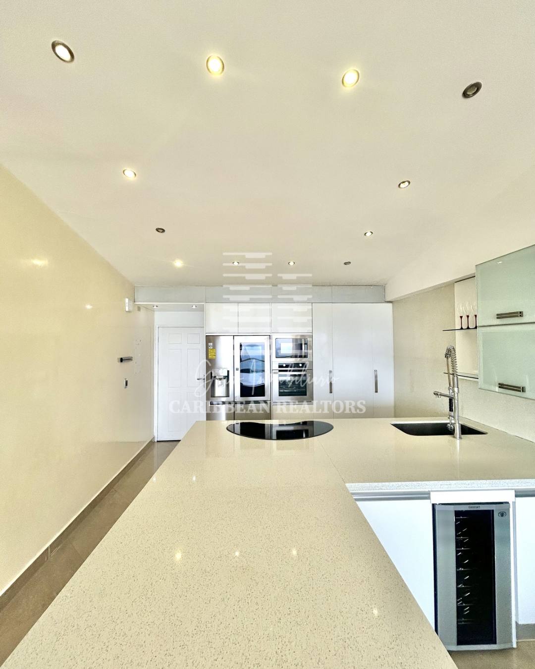 EN VENTA MODERNO PENTHOUSE CON VISTA AL MAR EN EL CONJUNTO RESIDENCIAL BLUE BAY SUITES. PLAYA MORENO. PAMPATAR.