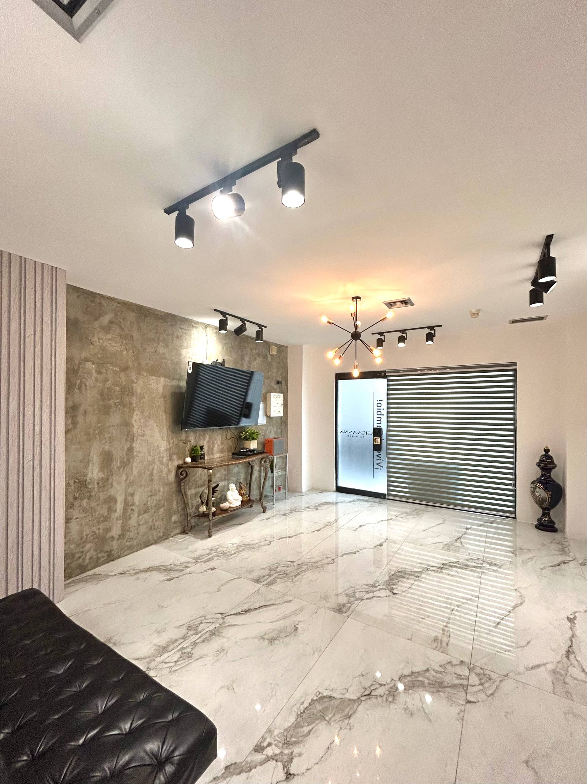 EN VENTA LOCAL COMERCIAL REMODELADO EN EL CENTRO COMERCIAL CCM. 