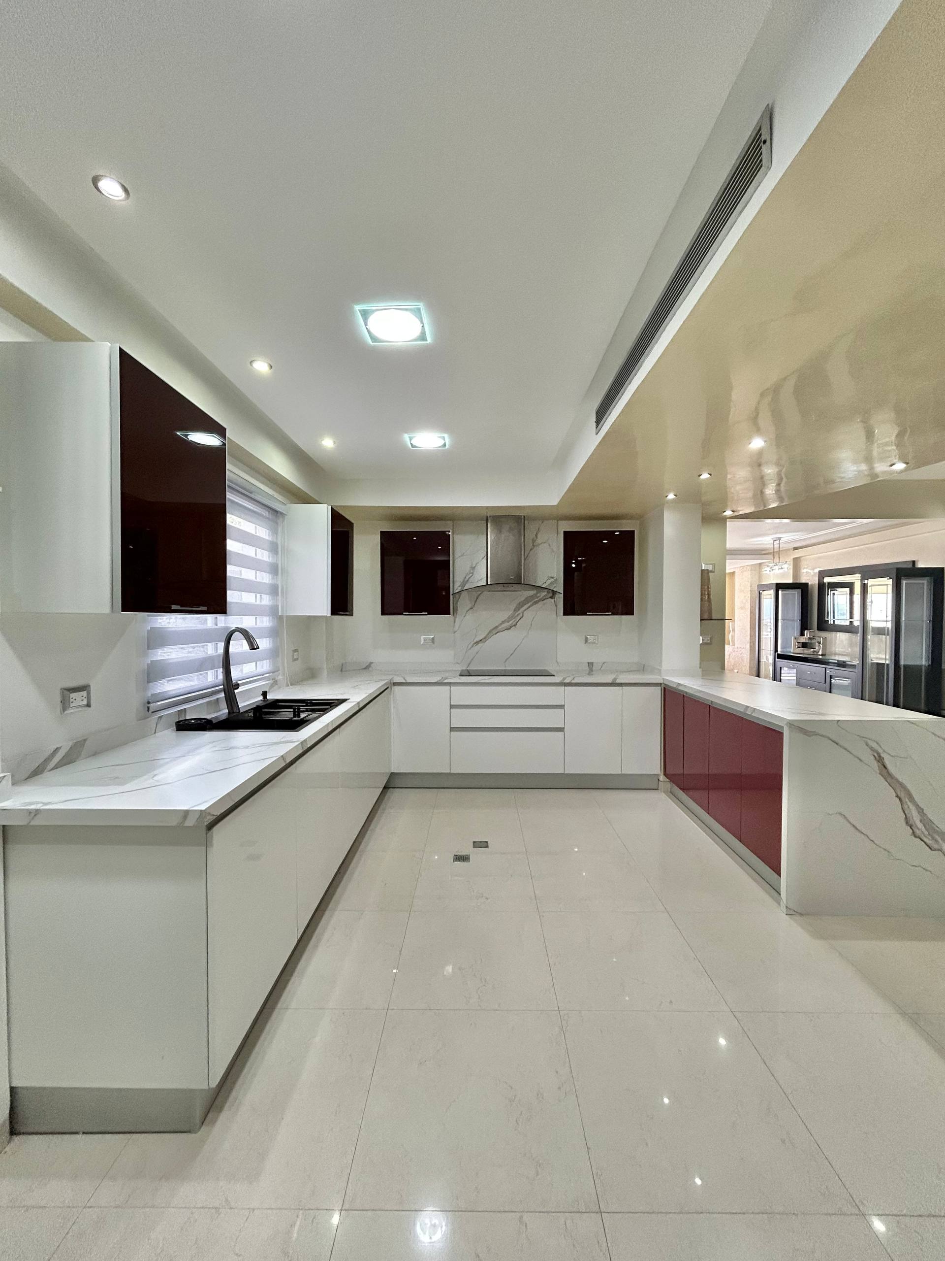 EN VENTA AMPLIAY MODERNA CASA EQUIPADA EN LA URB. PARAISO 2. PAMPATAR