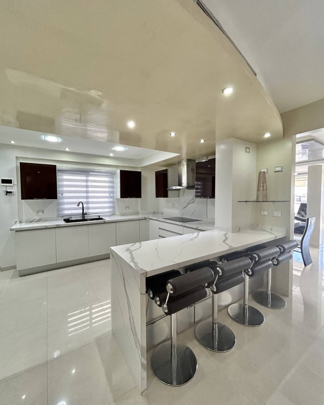 EN VENTA AMPLIAY MODERNA CASA EQUIPADA EN LA URB. PARAISO 2. PAMPATAR