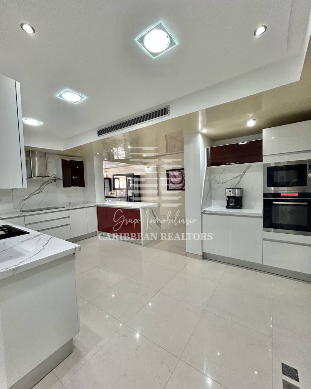 EN VENTA AMPLIAY MODERNA CASA EQUIPADA EN LA URB. PARAISO 2. PAMPATAR