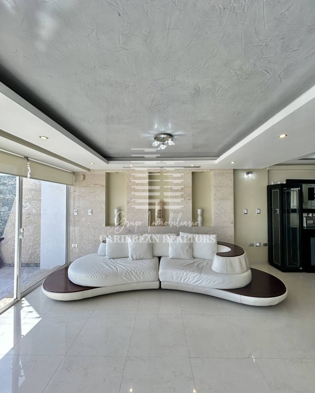 EN VENTA AMPLIAY MODERNA CASA EQUIPADA EN LA URB. PARAISO 2. PAMPATAR