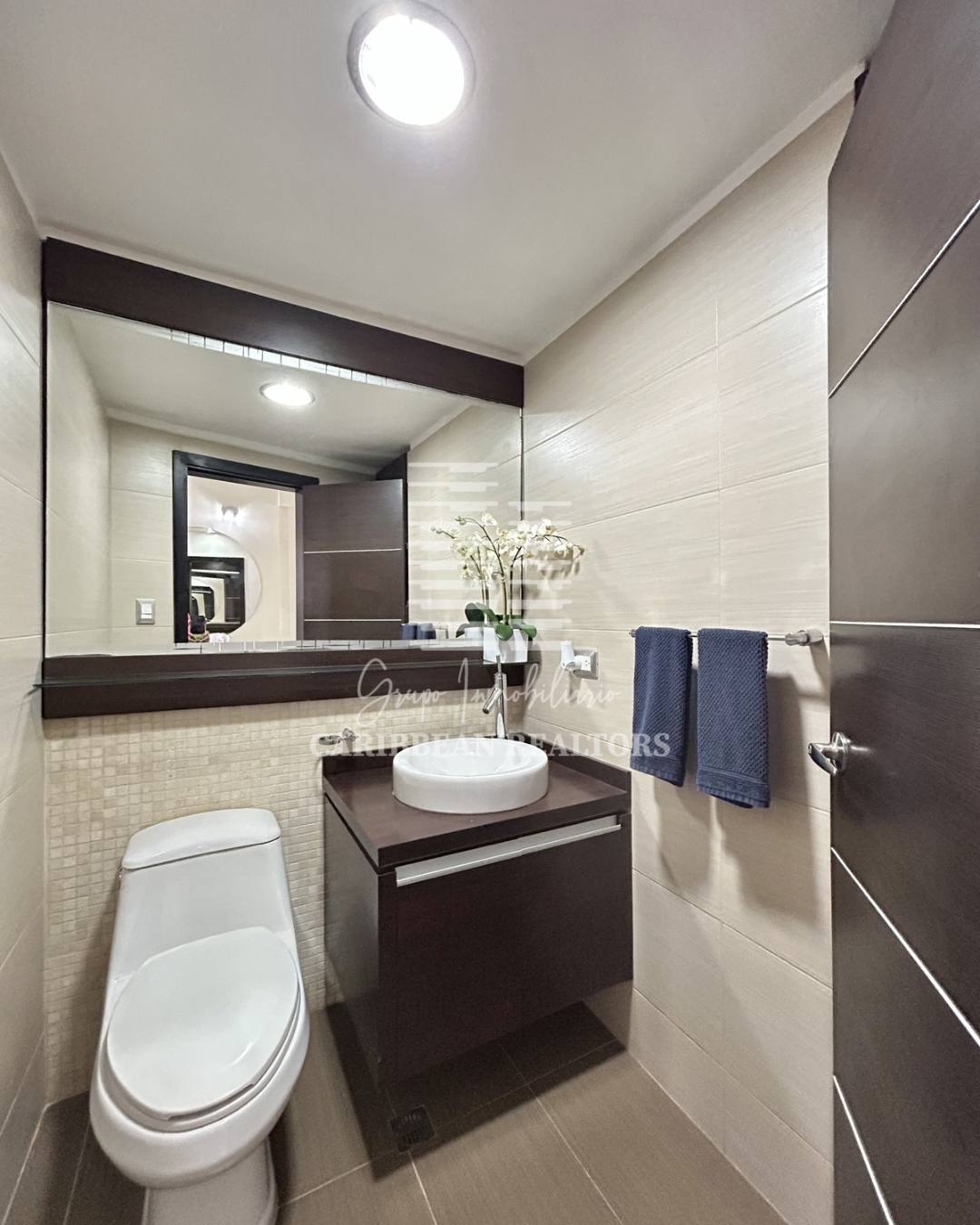 EN VENTA AMPLIAY MODERNA CASA EQUIPADA EN LA URB. PARAISO 2. PAMPATAR