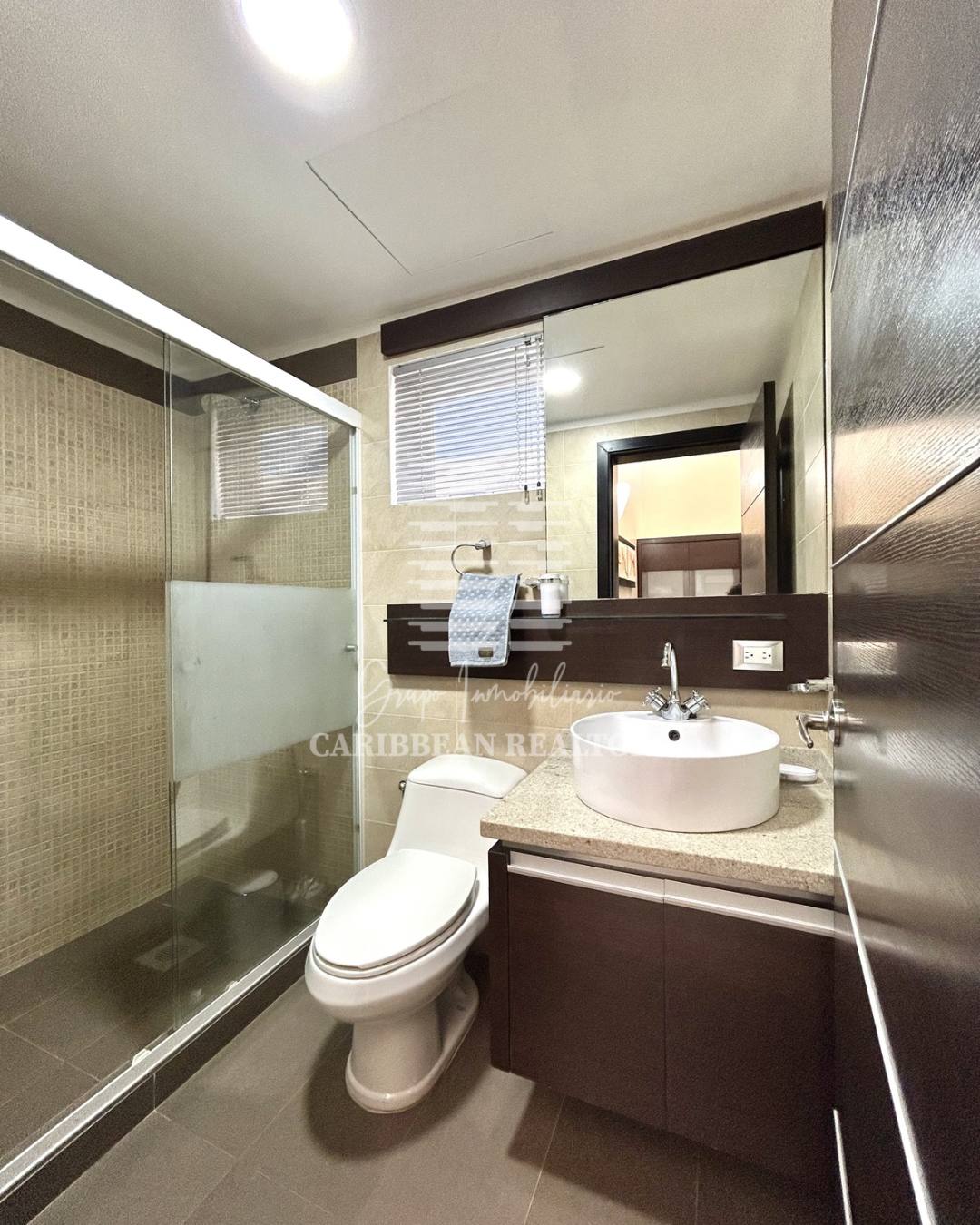 EN VENTA AMPLIAY MODERNA CASA EQUIPADA EN LA URB. PARAISO 2. PAMPATAR