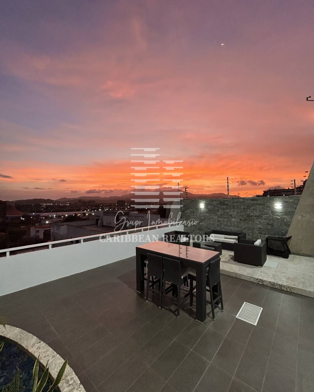 EN VENTA AMPLIAY MODERNA CASA EQUIPADA EN LA URB. PARAISO 2. PAMPATAR