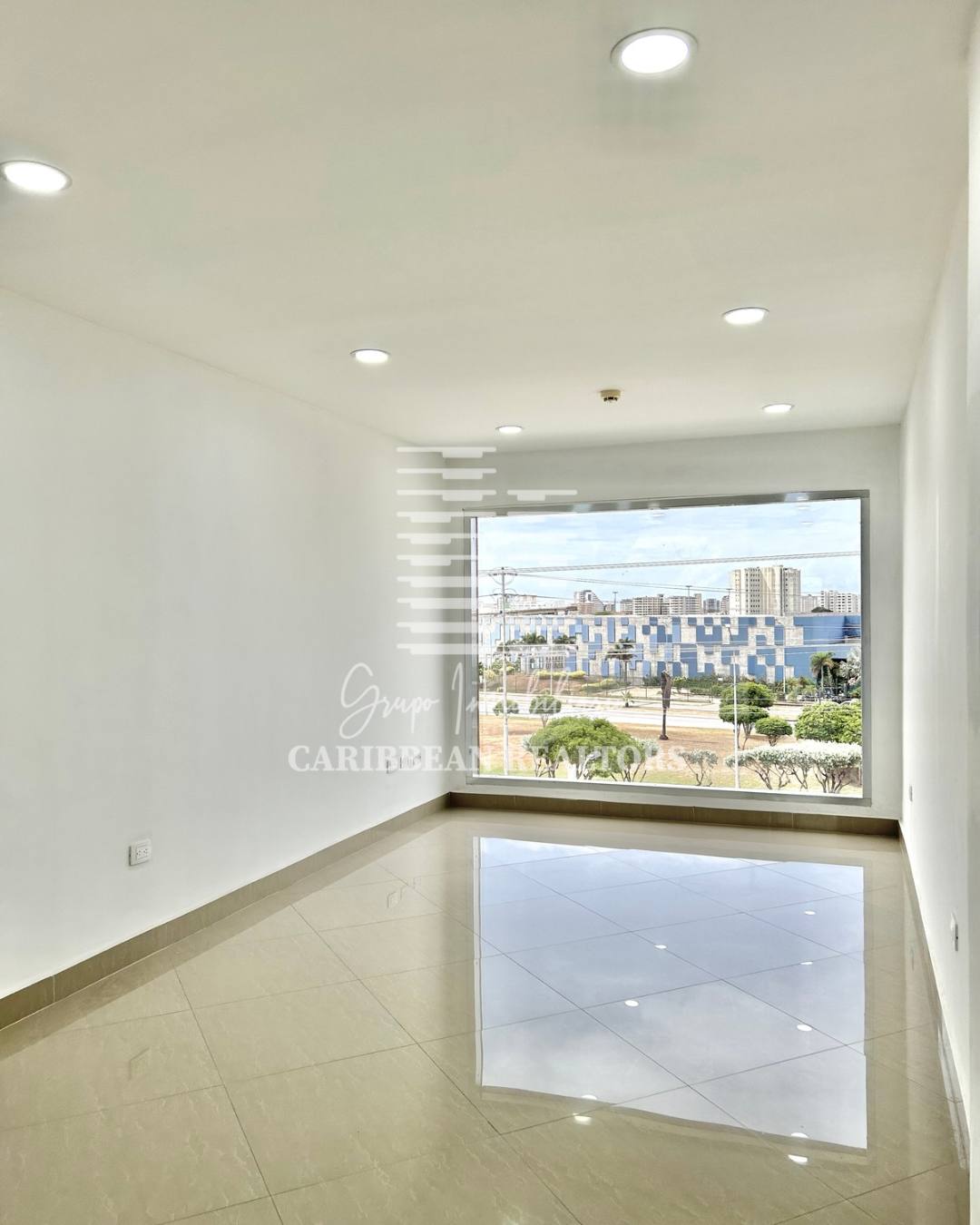 EN ALQUILER MODERNA OFICINA UBICADA EN EL EXCLUSIVO CENTRO EMPRESARIAL OPUS. 