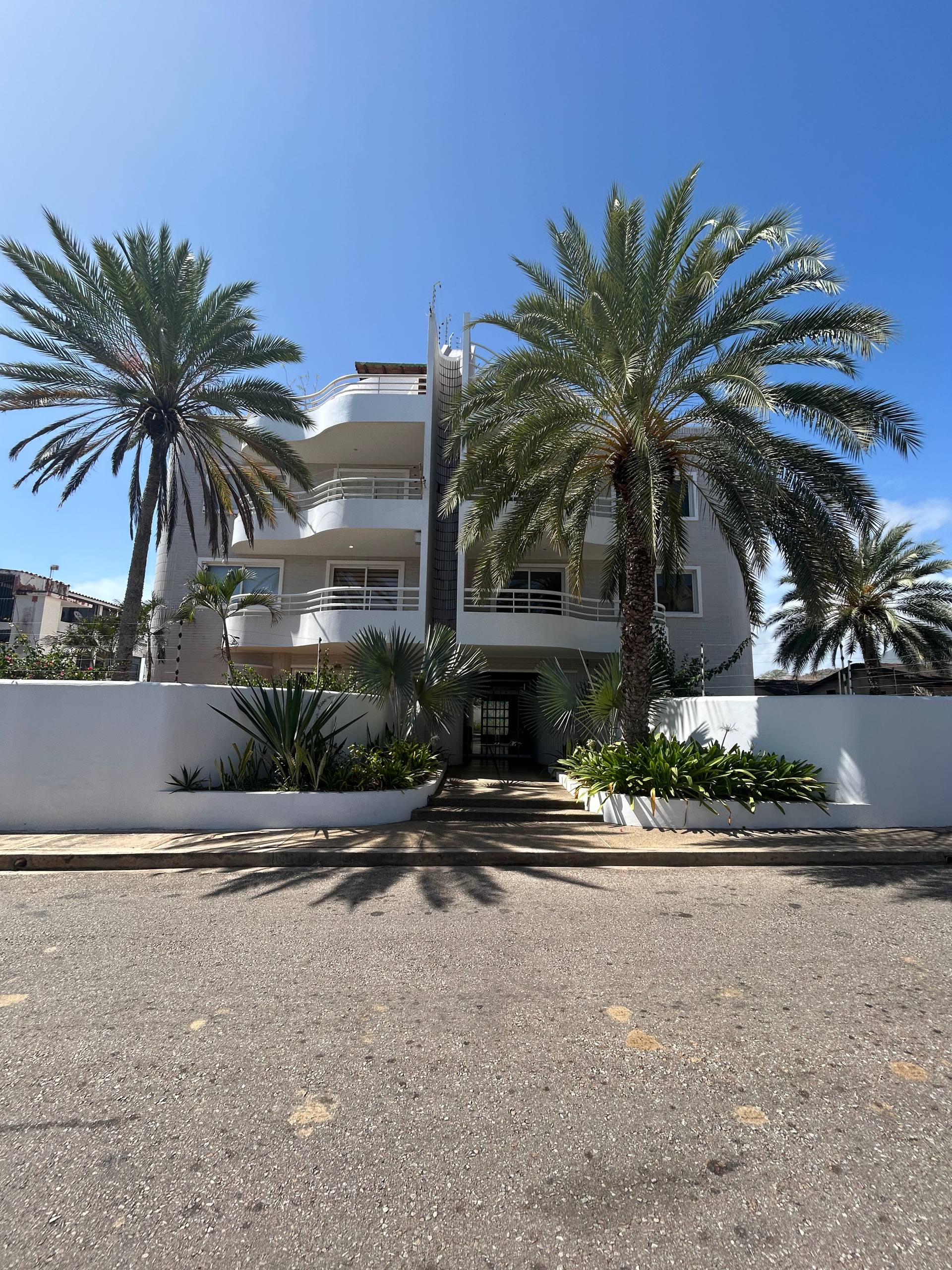 EN VENTA APARTAMENTO EN OBRA BLANCA EN EL CONJUNTO RESIDENCIAL LAS OLAS, EN LAS CERCANIAS DE PLAYA EL AGUA.