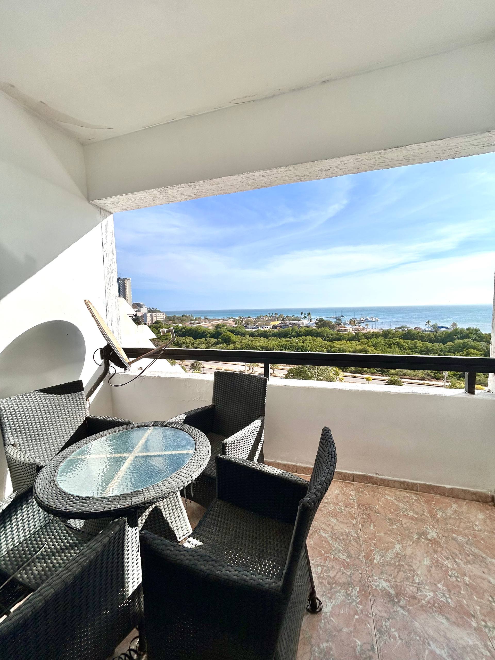 EN VENTA APARTAMENTO PARA REMODELAR CON VISTA AL MAR EN EL CONJUNTO RESIDENCIAL BAHÍA DEL MORRO II. 