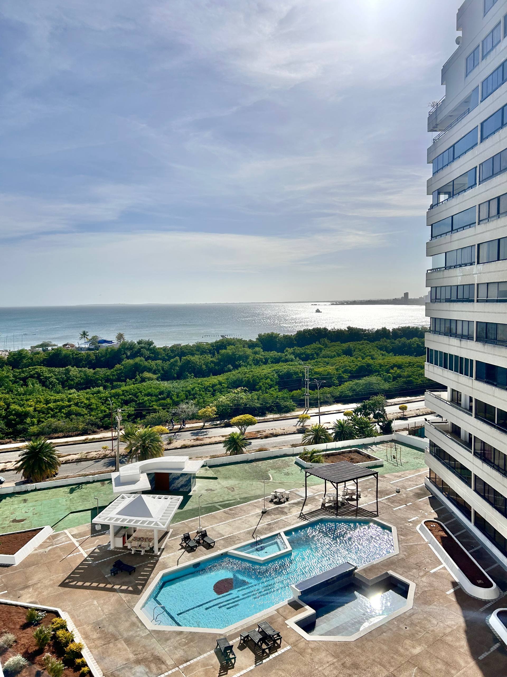EN VENTA APARTAMENTO PARA REMODELAR CON VISTA AL MAR EN EL CONJUNTO RESIDENCIAL BAHÍA DEL MORRO II. 