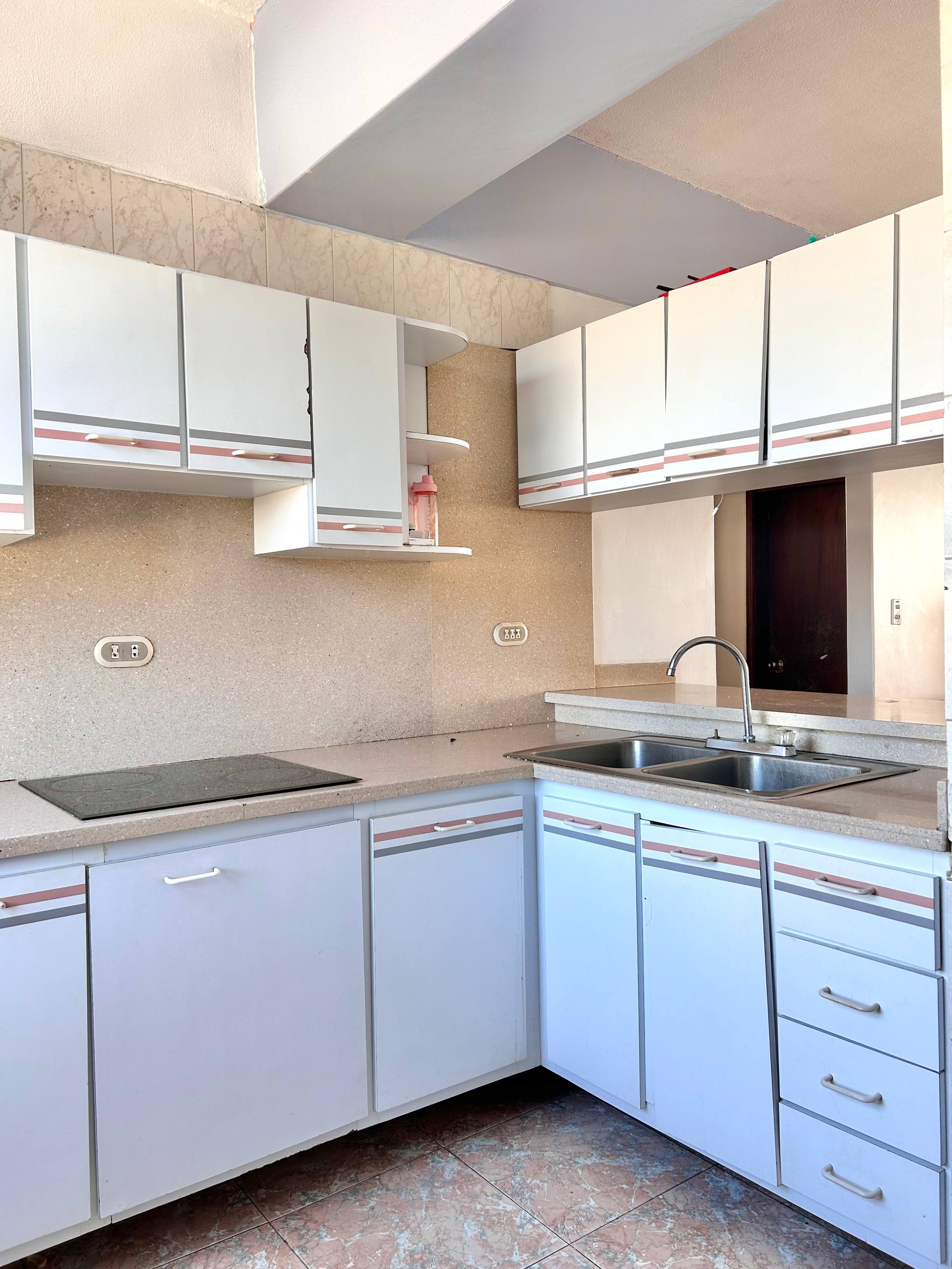 EN VENTA APARTAMENTO PARA REMODELAR CON VISTA AL MAR EN EL CONJUNTO RESIDENCIAL BAHÍA DEL MORRO II. 