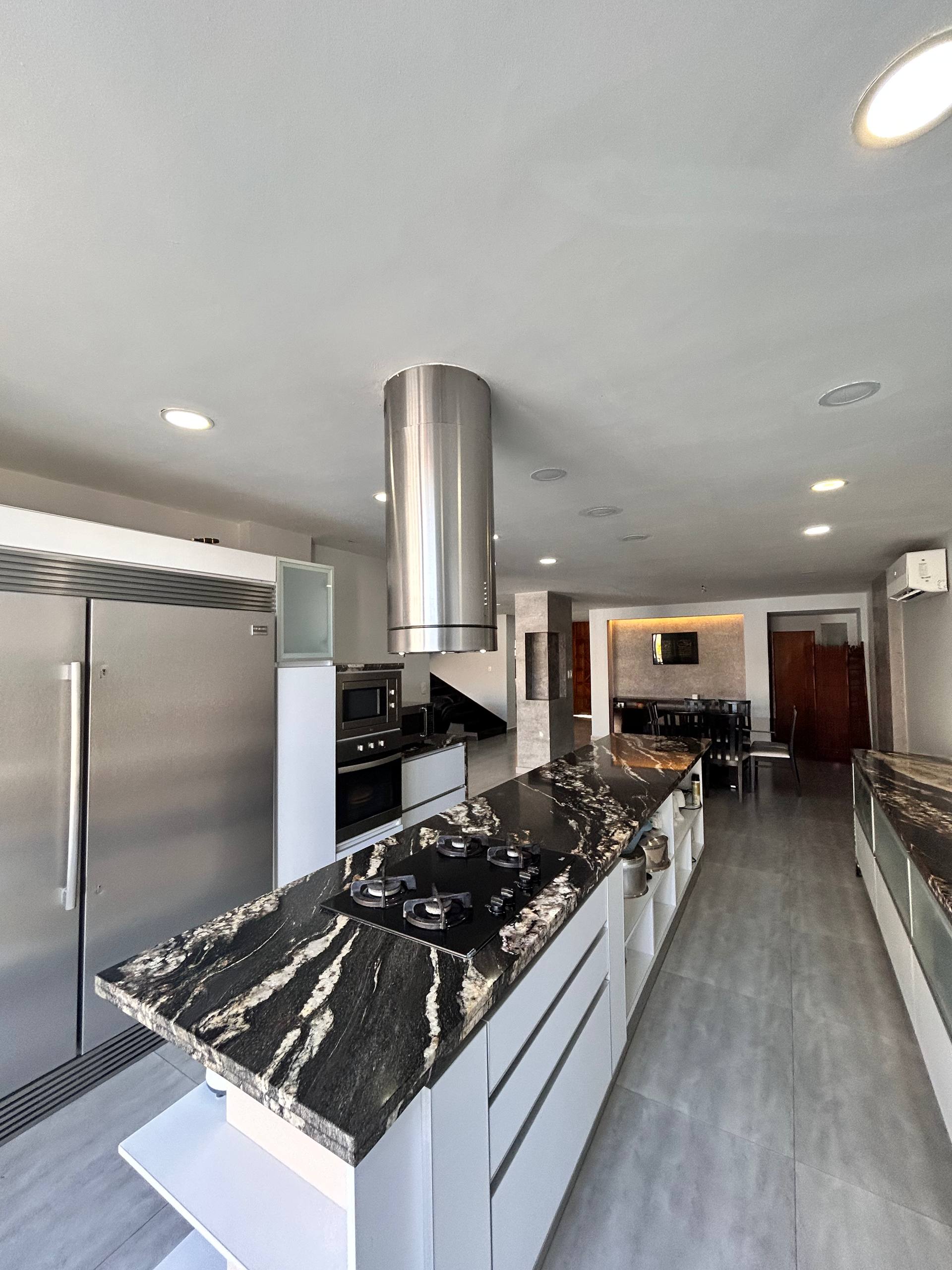 EN VENTA AMPLIA CASA EN LA URBANIZACIÓN JORGE COLL. MANEIRO.