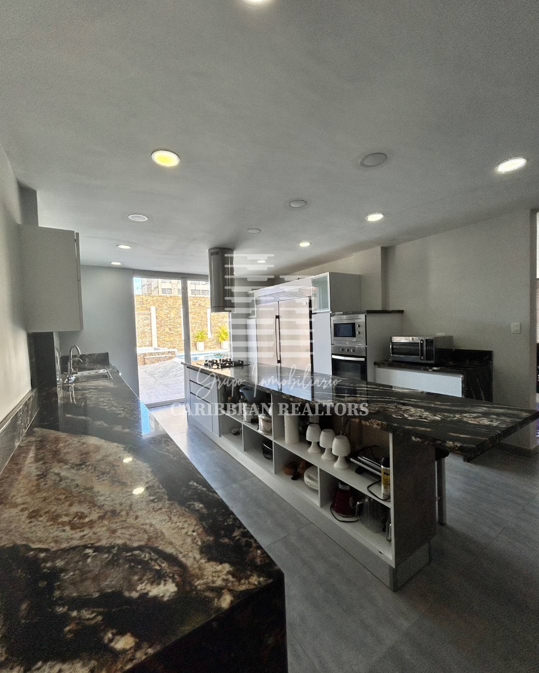 EN VENTA AMPLIA CASA EN LA URBANIZACIÓN JORGE COLL. MANEIRO.