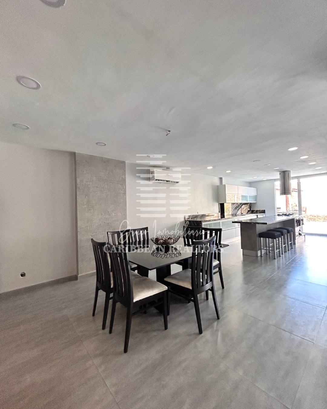EN VENTA AMPLIA CASA EN LA URBANIZACIÓN JORGE COLL. MANEIRO.