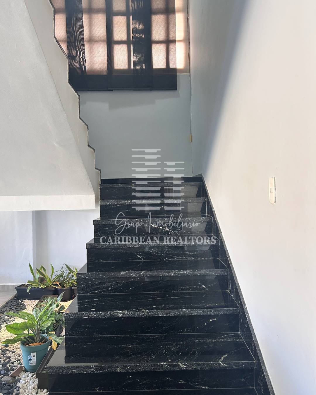 EN VENTA AMPLIA CASA EN LA URBANIZACIÓN JORGE COLL. MANEIRO.