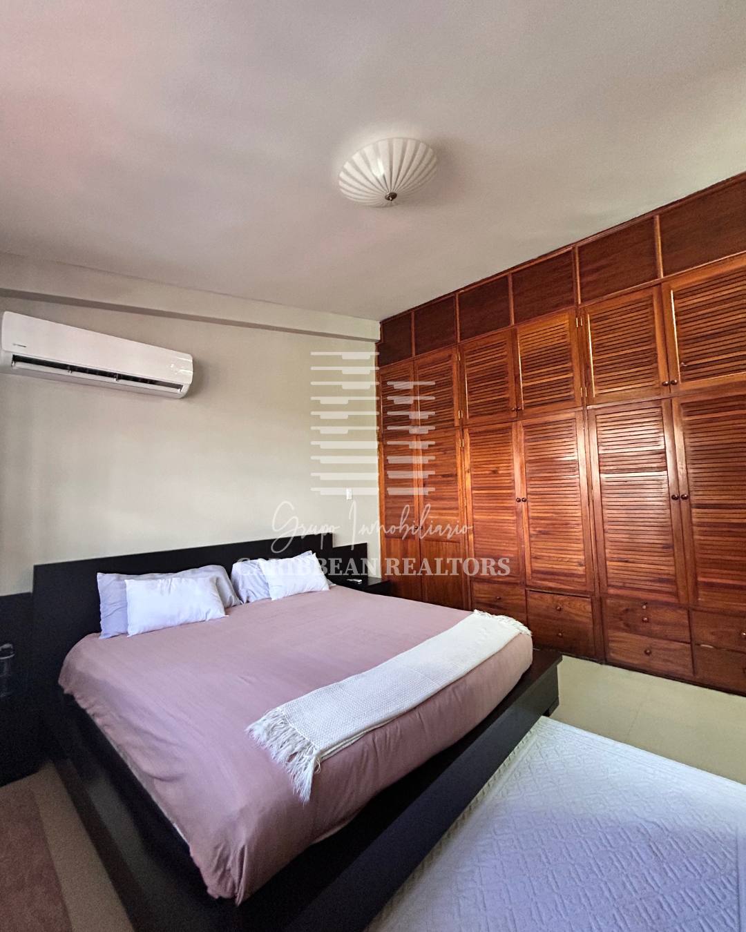 EN VENTA AMPLIA CASA EN LA URBANIZACIÓN JORGE COLL. MANEIRO.