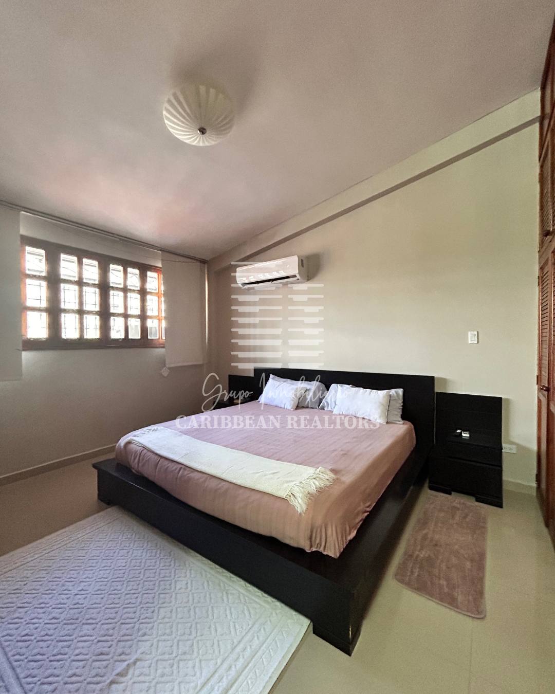 EN VENTA AMPLIA CASA EN LA URBANIZACIÓN JORGE COLL. MANEIRO.