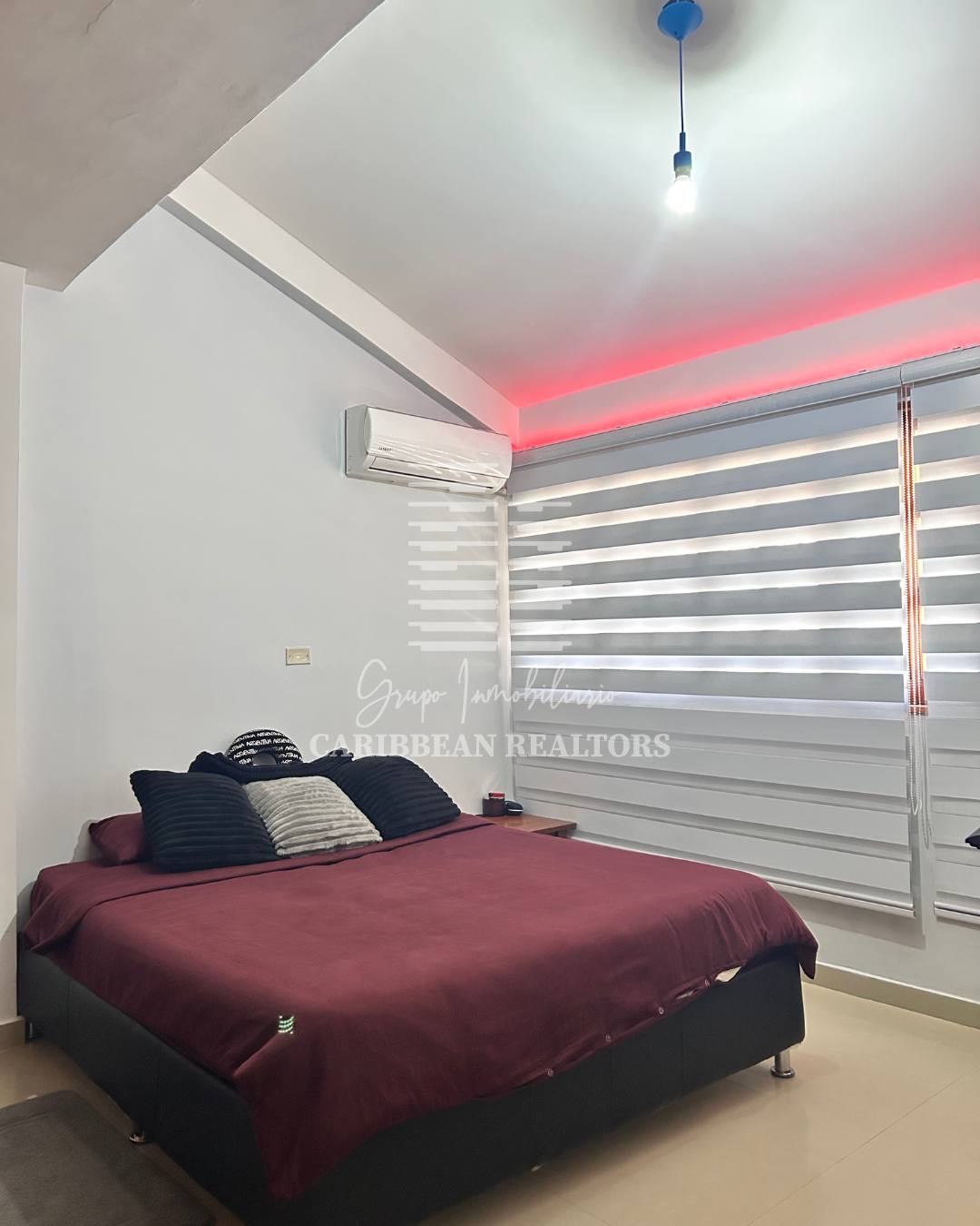 EN VENTA AMPLIA CASA EN LA URBANIZACIÓN JORGE COLL. MANEIRO.