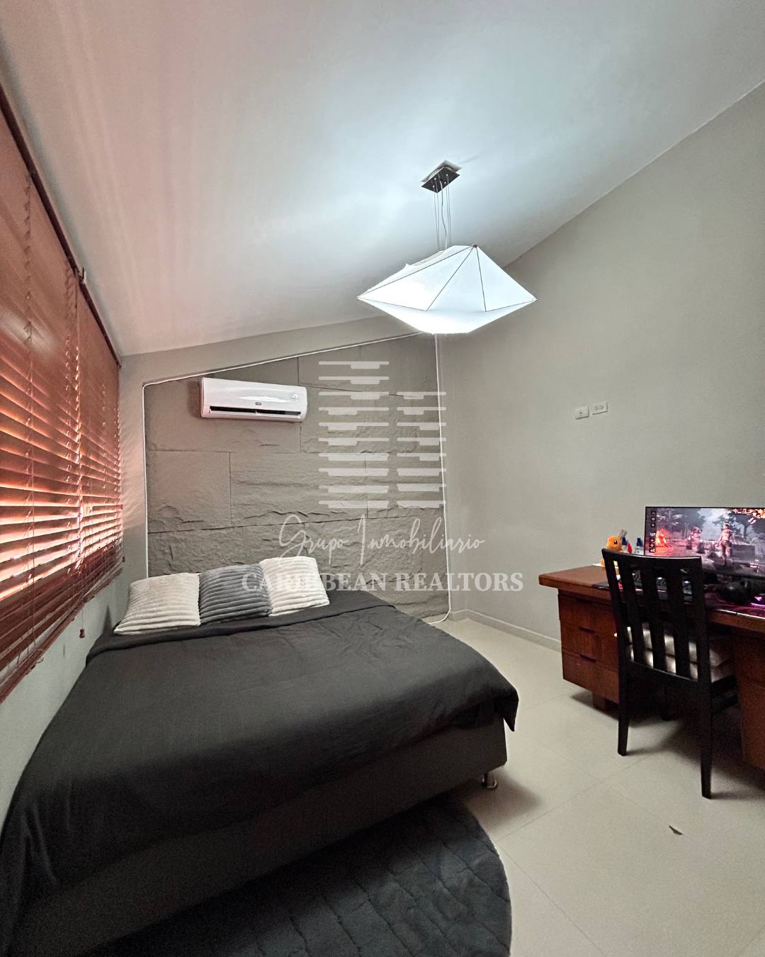 EN VENTA AMPLIA CASA EN LA URBANIZACIÓN JORGE COLL. MANEIRO.