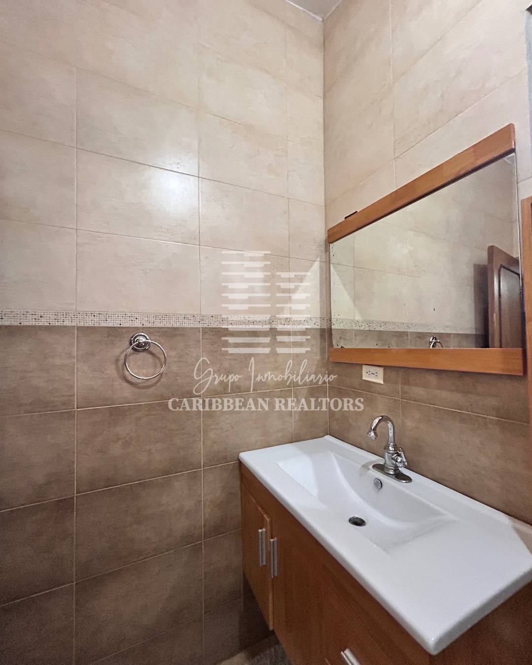 EN VENTA AMPLIA CASA EN LA URBANIZACIÓN JORGE COLL. MANEIRO.