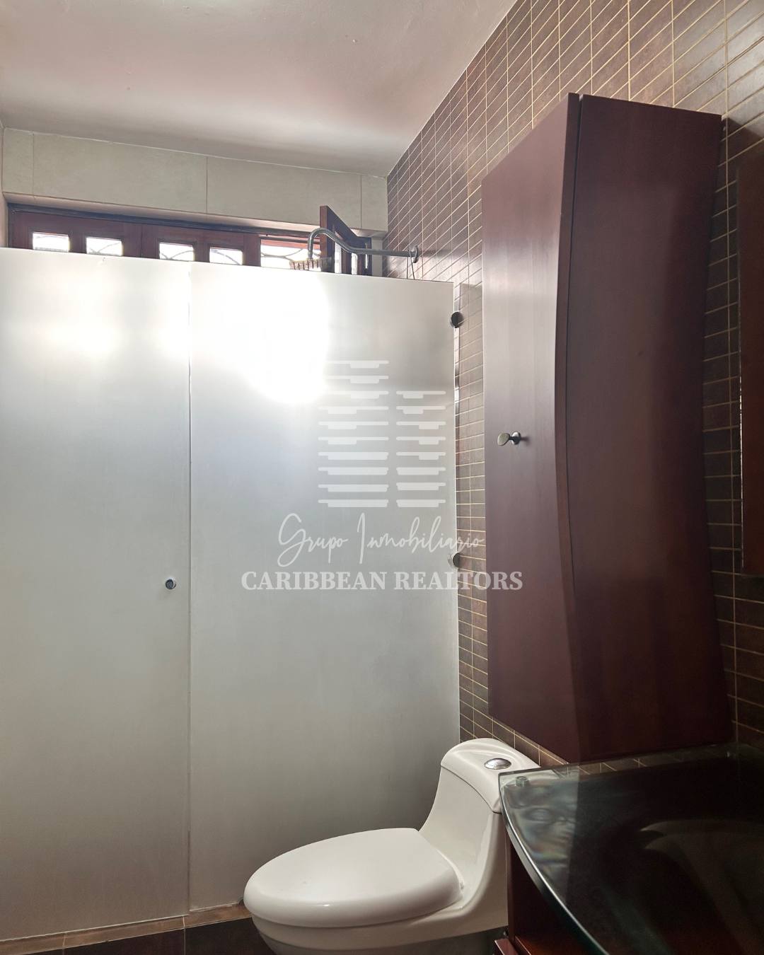 EN VENTA AMPLIA CASA EN LA URBANIZACIÓN JORGE COLL. MANEIRO.