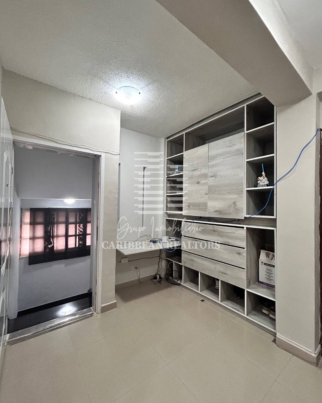EN VENTA AMPLIA CASA EN LA URBANIZACIÓN JORGE COLL. MANEIRO.