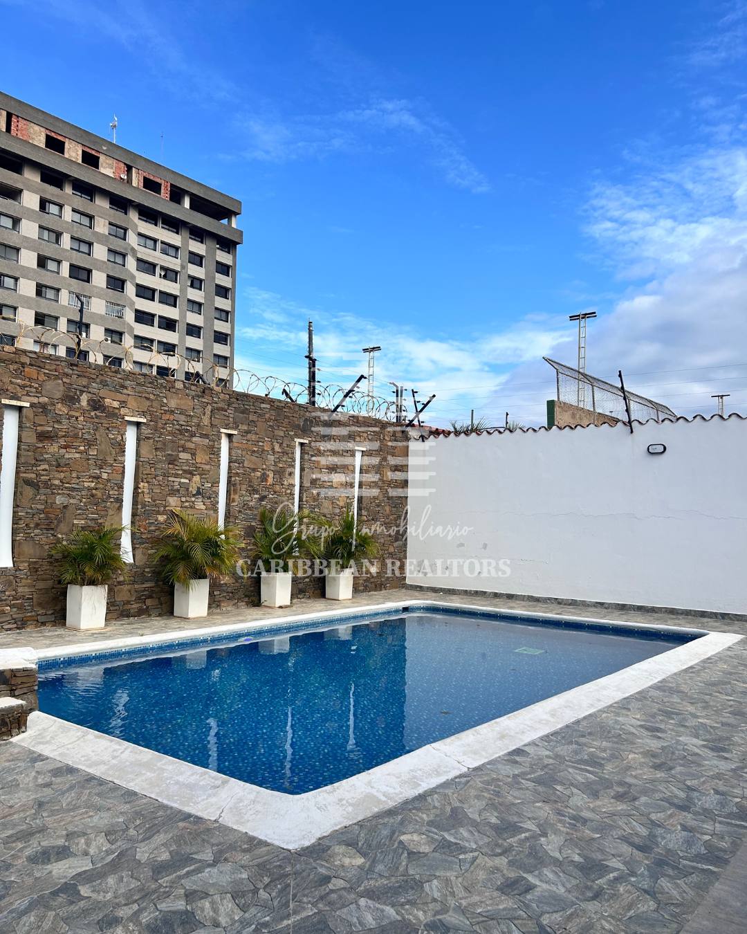 EN VENTA AMPLIA CASA EN LA URBANIZACIÓN JORGE COLL. MANEIRO.