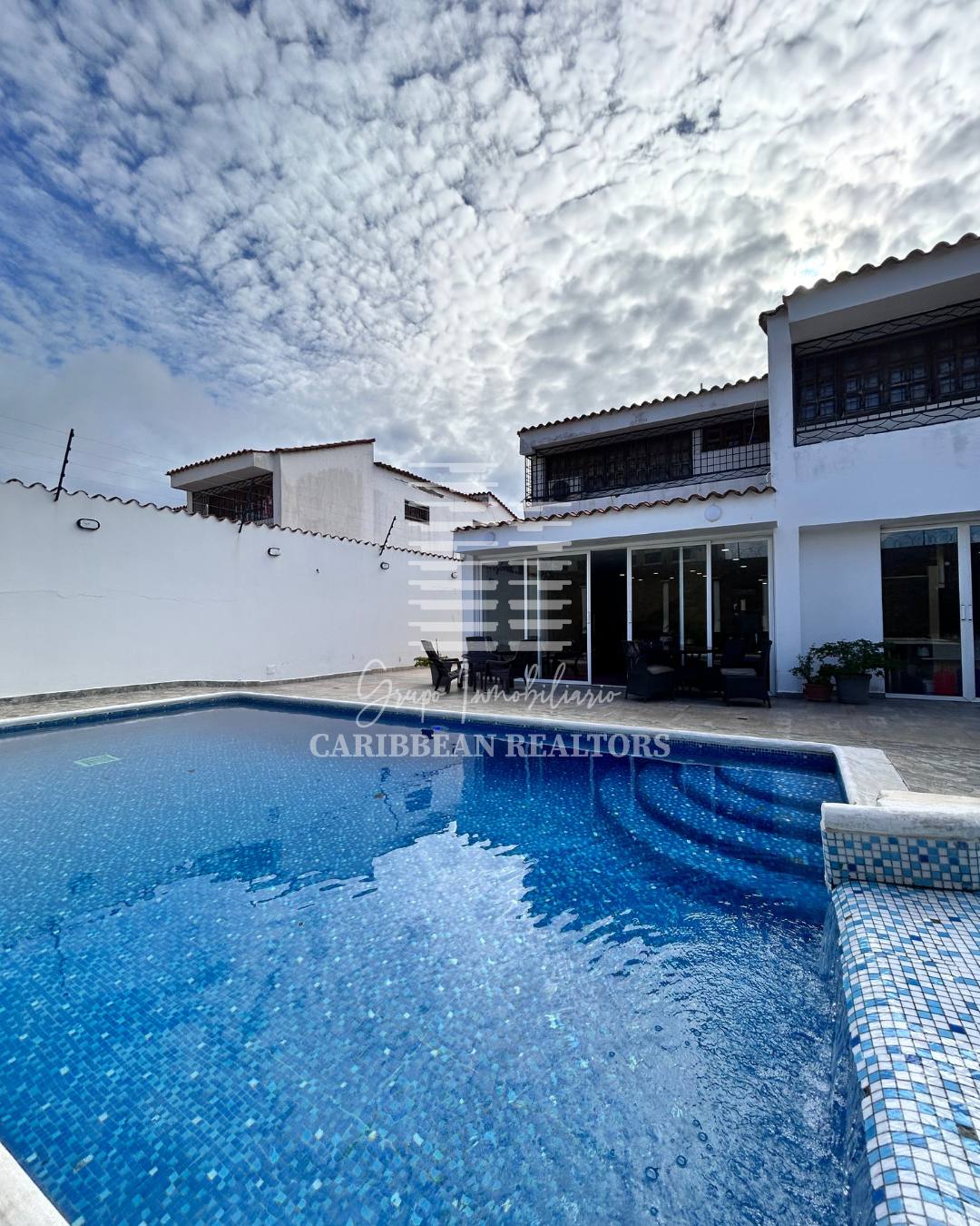 EN VENTA AMPLIA CASA EN LA URBANIZACIÓN JORGE COLL. MANEIRO.