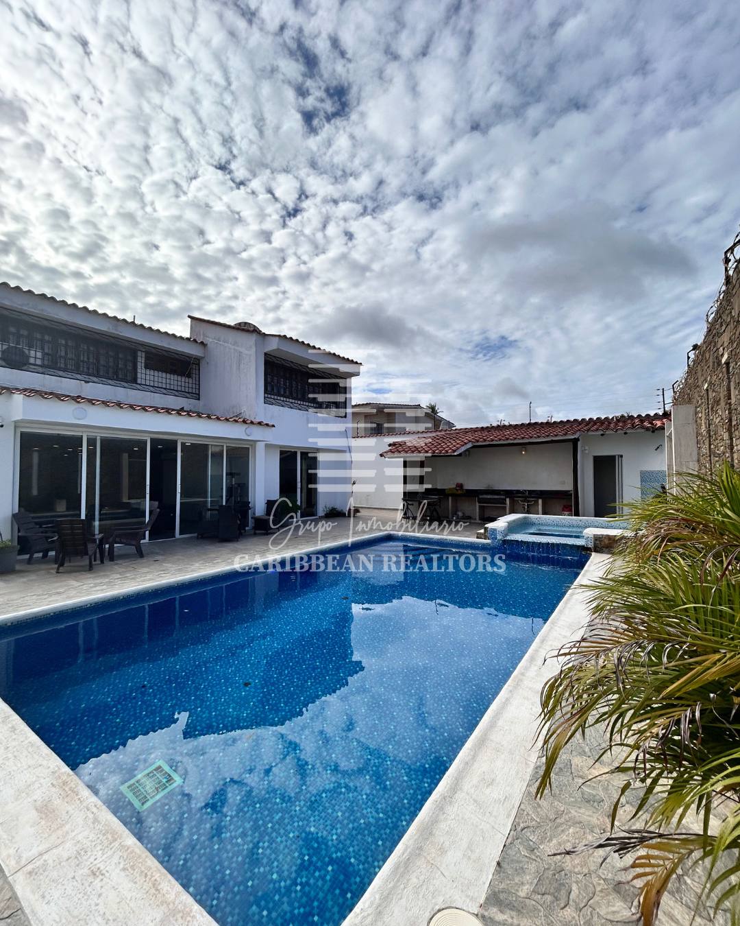 EN VENTA AMPLIA CASA EN LA URBANIZACIÓN JORGE COLL. MANEIRO.