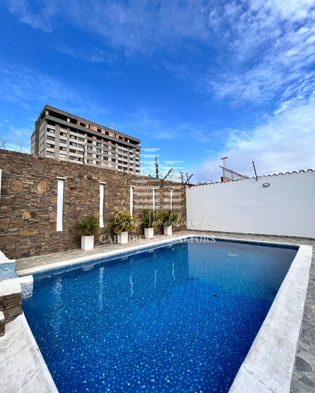 EN VENTA AMPLIA CASA EN LA URBANIZACIÓN JORGE COLL. MANEIRO.