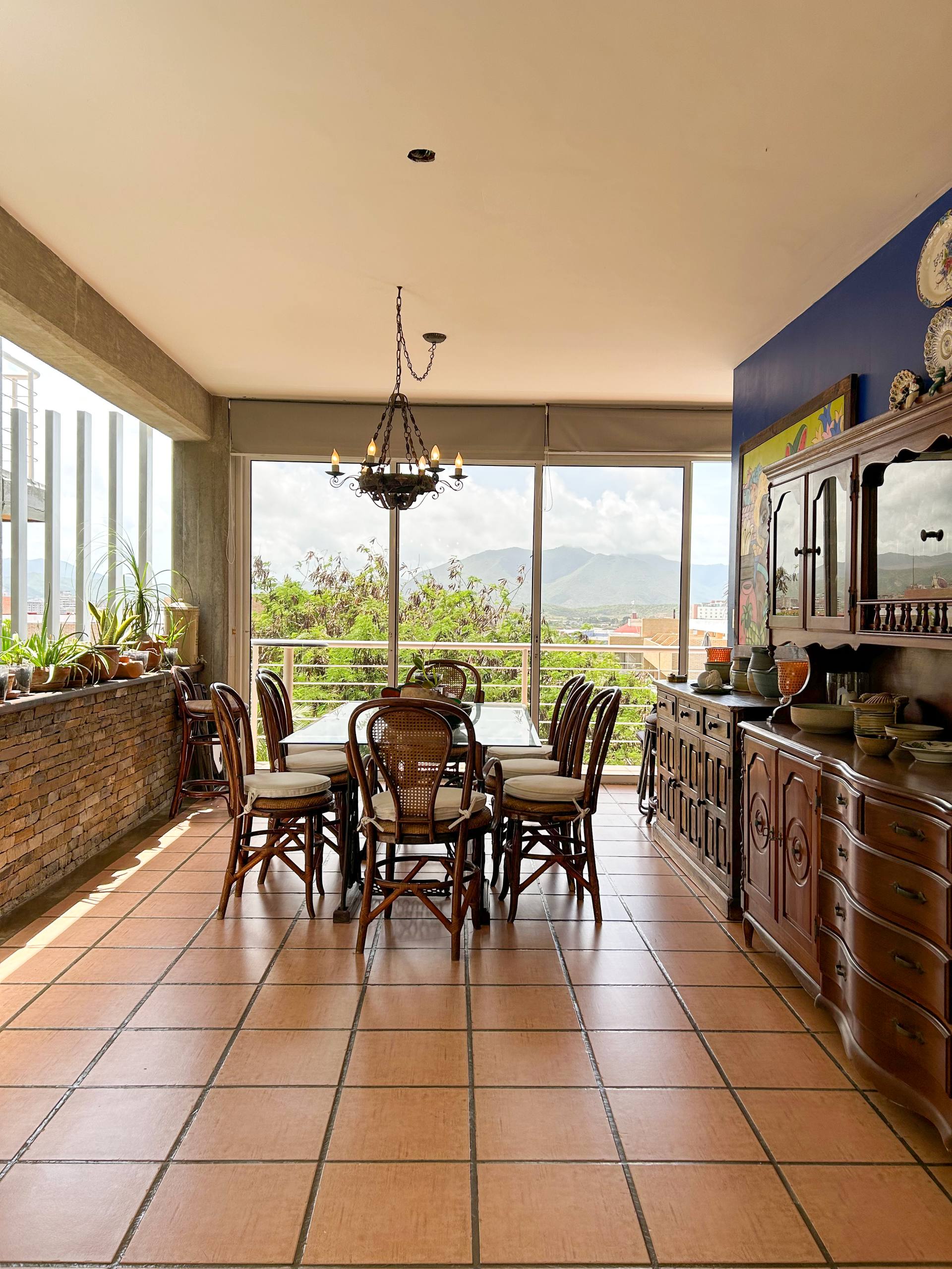 EN VENTA HERMOSA CASA CON DISEÑO ARQUTECTONICO EN LA URB. LAS LOMAS. PAMPATAR