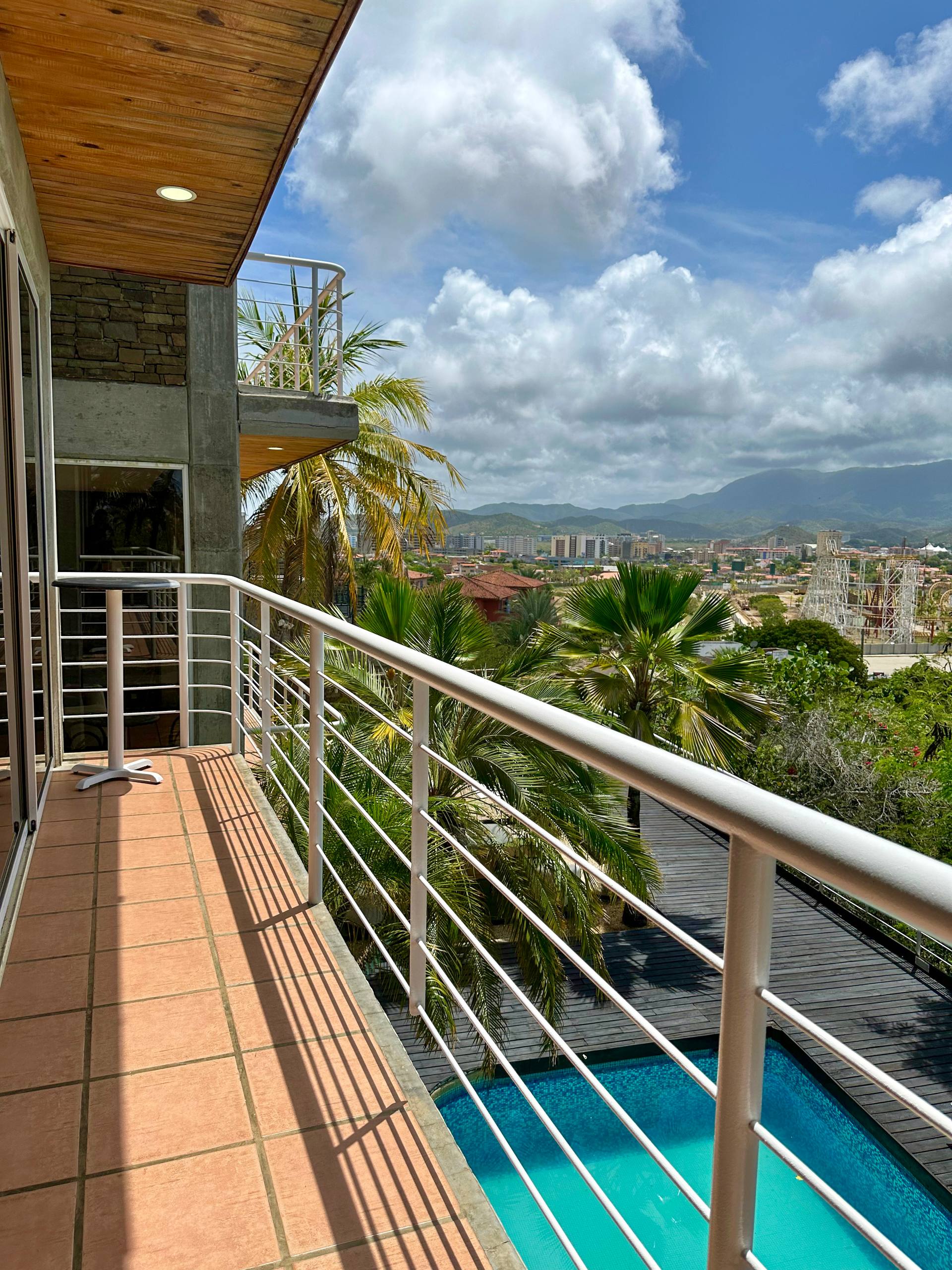 EN VENTA HERMOSA CASA CON DISEÑO ARQUTECTONICO EN LA URB. LAS LOMAS. PAMPATAR