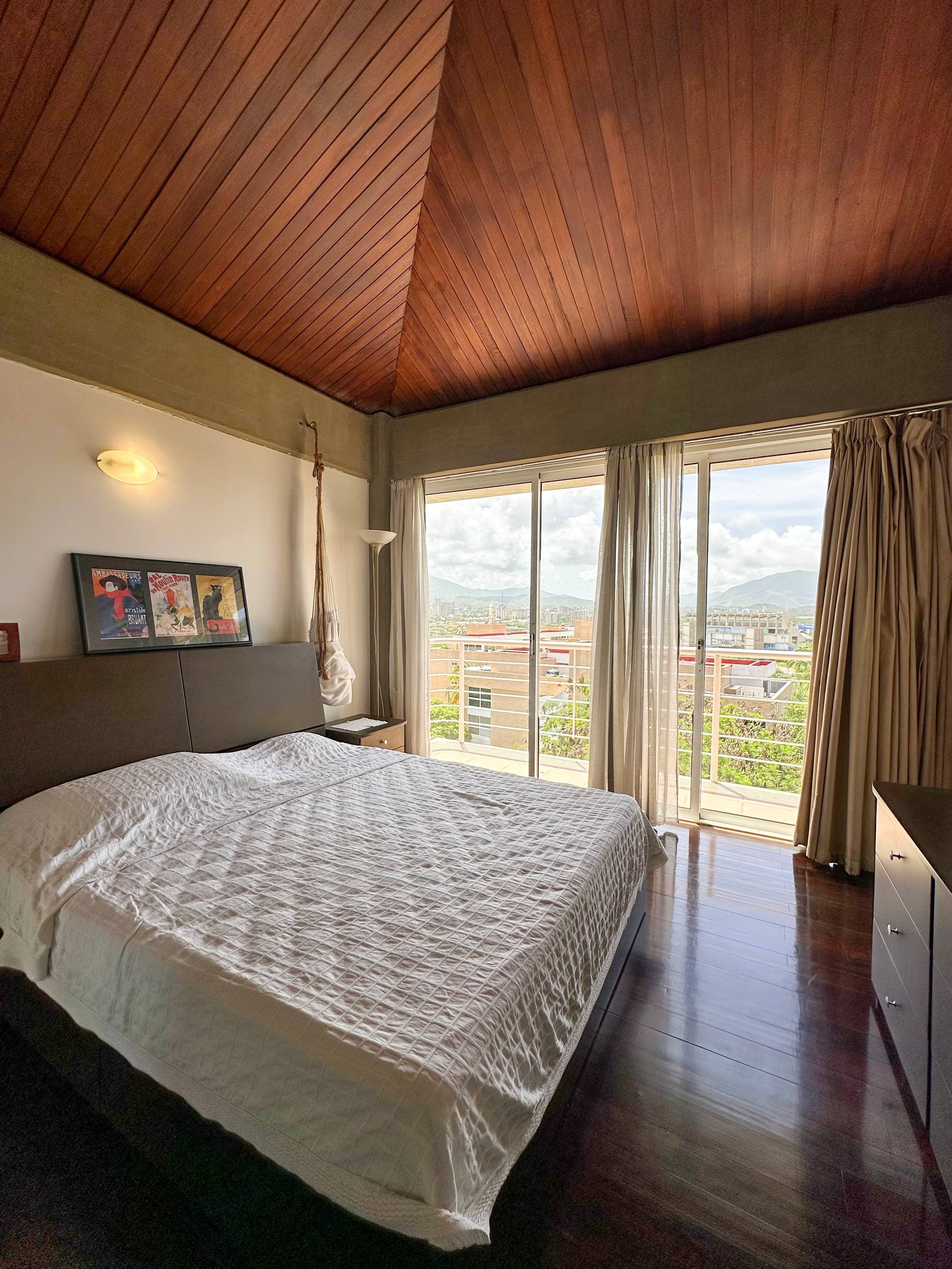 EN VENTA HERMOSA CASA CON DISEÑO ARQUTECTONICO EN LA URB. LAS LOMAS. PAMPATAR