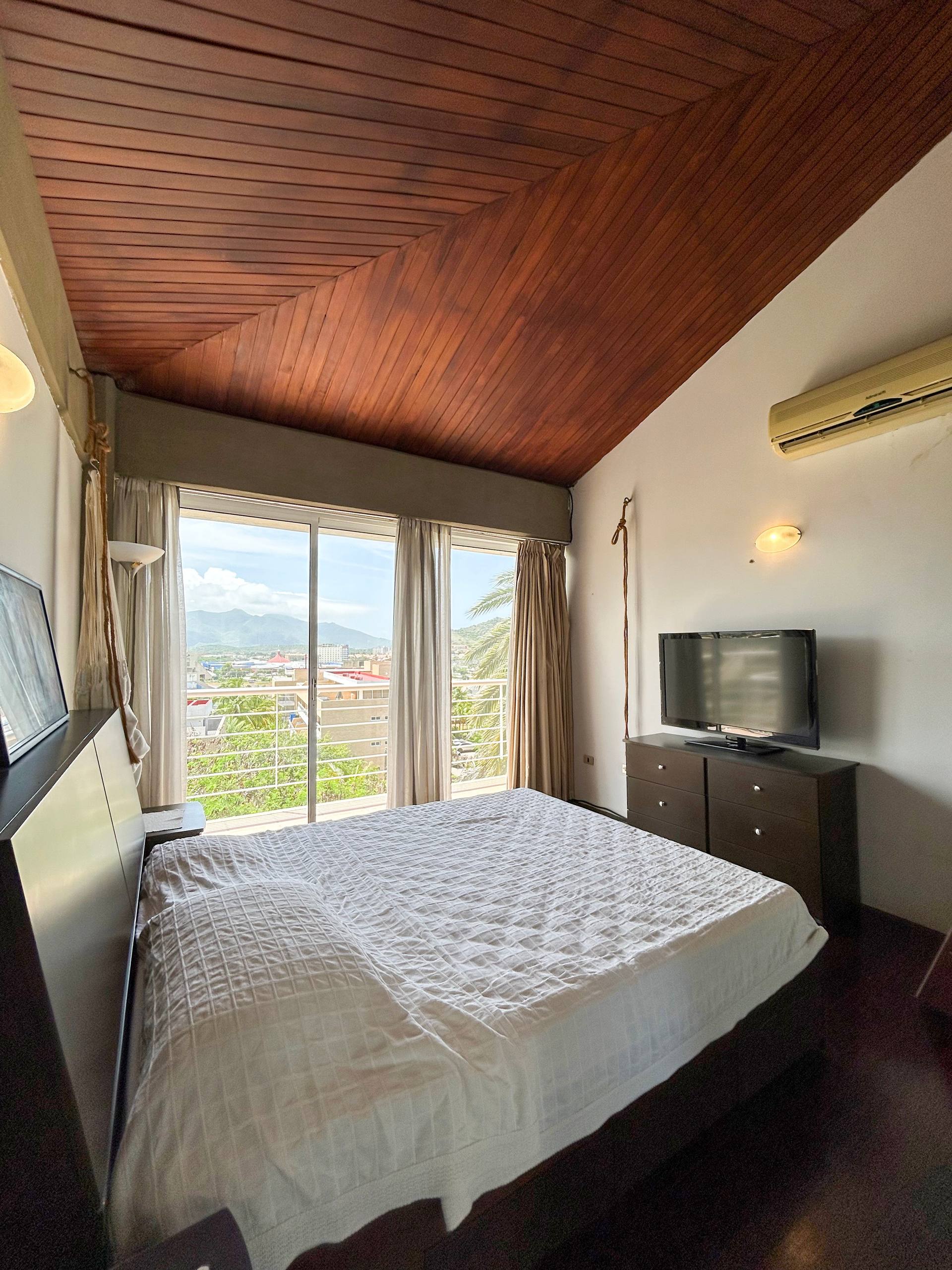 EN VENTA HERMOSA CASA CON DISEÑO ARQUTECTONICO EN LA URB. LAS LOMAS. PAMPATAR