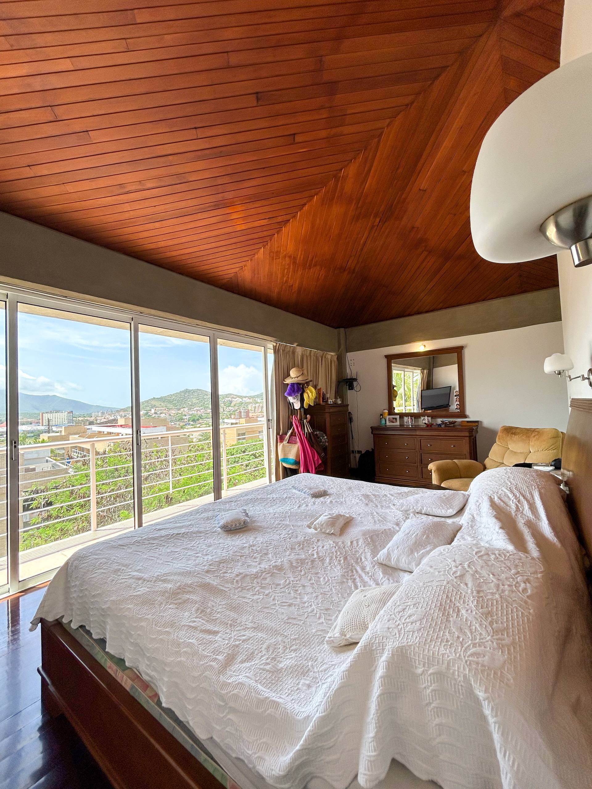 EN VENTA HERMOSA CASA CON DISEÑO ARQUTECTONICO EN LA URB. LAS LOMAS. PAMPATAR