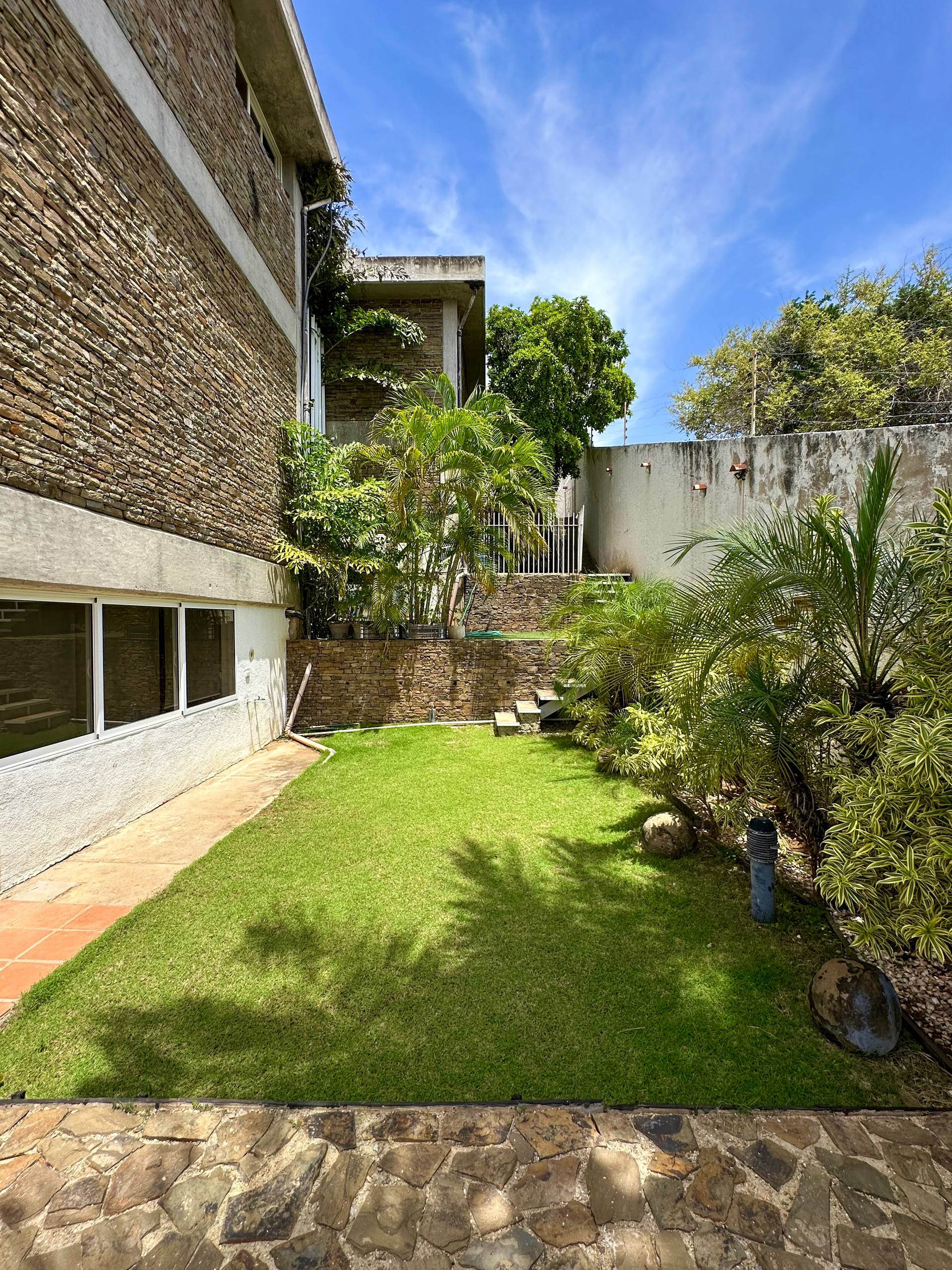 EN VENTA HERMOSA CASA CON DISEÑO ARQUTECTONICO EN LA URB. LAS LOMAS. PAMPATAR